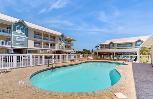 Destin Condo | Family-Friendly Condo with Shared Pool, WiFi, Private Washer/Dryer, & Central AC
