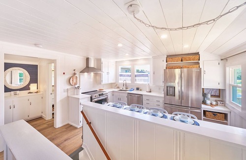 Long Beach House | Fire Pit, BBQ, Fenced Yard, Walk to Beach (Calm)