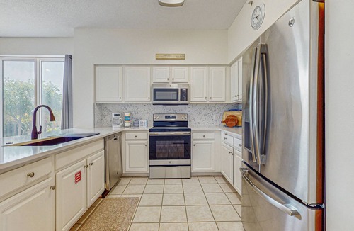 Destin Condo | Getaway w/beach access, shared hot tubs, pool & tennis - snowbirds welcome!