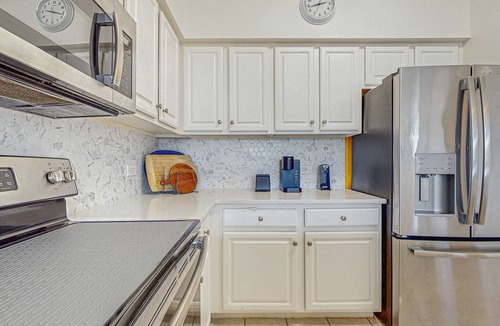 Destin Condo | Getaway w/beach access, shared hot tubs, pool & tennis - snowbirds welcome!
