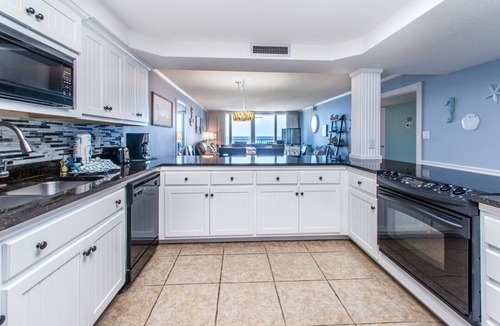 Holiday Isle Condo | 🏝️ Gorg VIEWS ⛱️ Summer discounts! Free beach chairs & umbrella
