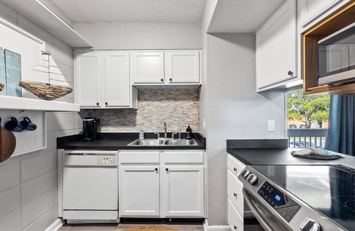 Destin Condo | GULF TERRACE ESCAPE | THREE POOLS | LAKE| TENNIS/PICKLEBALL COURTS