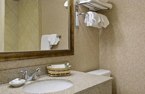 Wenatchee Hotel | Have a Fun Staycation! Pet-friendly Property with Free Parking and Pool!