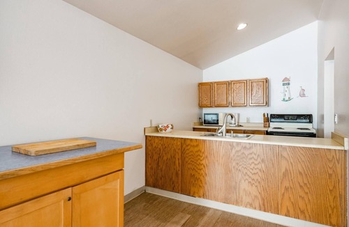 Birch Bay Condo | JL 1002: 2 Bedroom Condo, walking distance to restaurants!