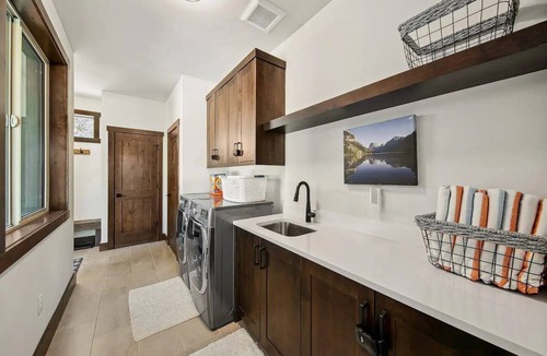 Cle Elum House | Luxury Mountain Home w/Hot Tub on 5 Acres!