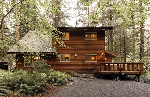 Glacier Cabin | Modern Cabin | New Hot Tub · Sauna · EV Charger