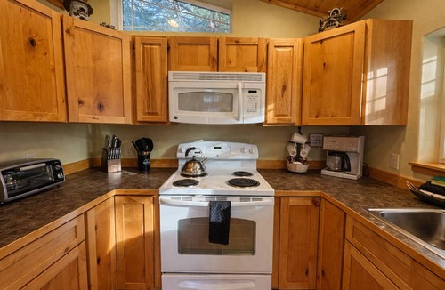 Leavenworth Cabin | New Listing! River Song Cabin-Wenatchee River, ROKU, Propane Firepit, Dogs OK