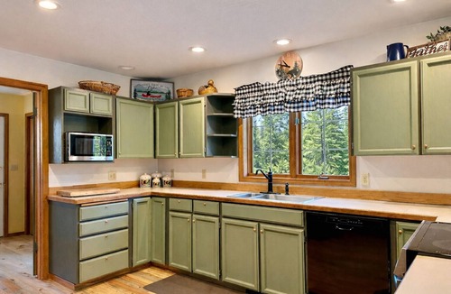 Leavenworth Cabin | New Listing! Sauna, Backs Forest Trail, Dog Friendly, Cable