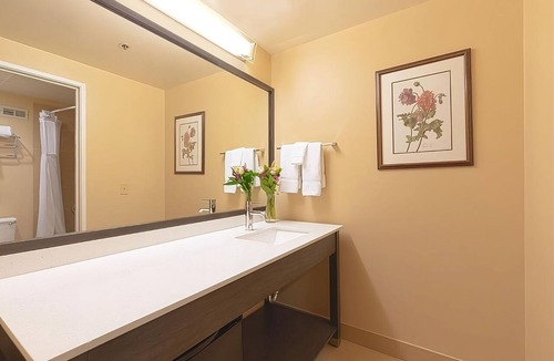 Wenatchee Hotel | One King Bedroom | Breakfast Included | Free Parking