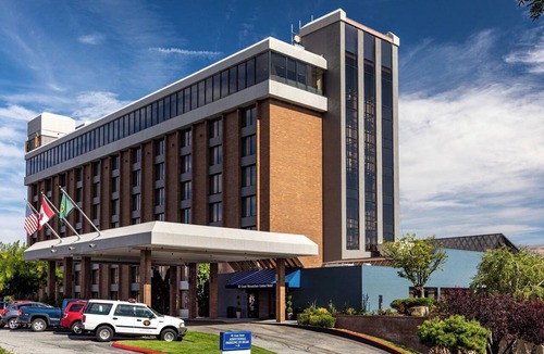 Wenatchee Hotel | One King Bedroom | Breakfast Included | Free Parking