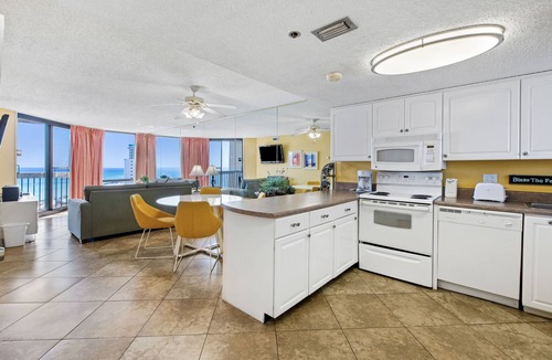 Destin House | Open Unit, On-site pool w/hot tub/splash pad, Restaurant/bar, water view