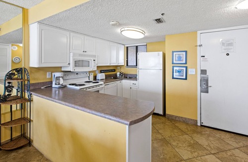 Destin House | Open Unit, On-site pool w/hot tub/splash pad, Restaurant/bar, water view