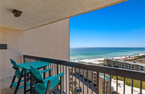 Destin House | Open Unit, On-site pool w/hot tub/splash pad, Restaurant/bar, water view