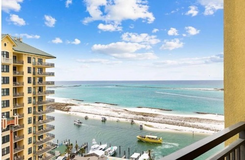 Destin Condo | Perrydise @ Emerald Grande - 3BR 11th floor Harbor & Gulf Views w/beach service!