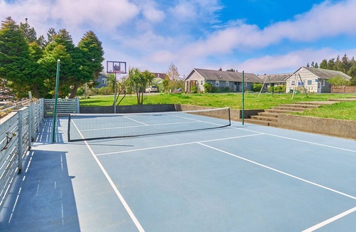 Long Beach House | PICKLEBALL! Walk to Beach, Fireplace, BBQ (ANC#1)