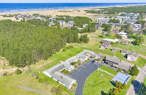 Long Beach House | PICKLEBALL! Walk to Beach, Fireplace, BBQ (ANC#1)