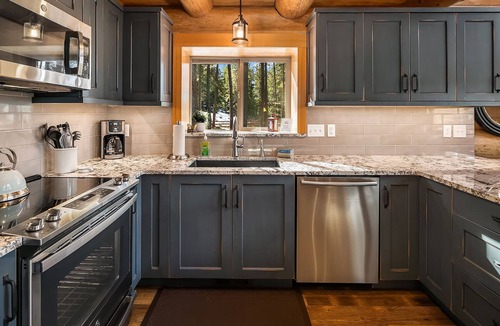 Cle Elum House | Picturesque Log Cabin on 5 Private Acres! Hot Tub * Large Yard * WiFi