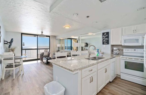 Destin Condo | Relaxing 1BR Gulf-front condo with balcony and coastal views