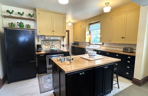 Walla Walla House | Sleeps up to 12 guests & walkable to Main Street!