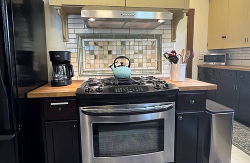 Walla Walla House | Sleeps up to 12 guests & walkable to Main Street!
