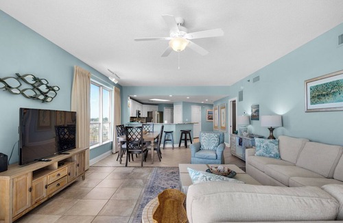 Destin Condo | Spacious Gulf front 3BR sleeps 6 stunning views pool beach access!