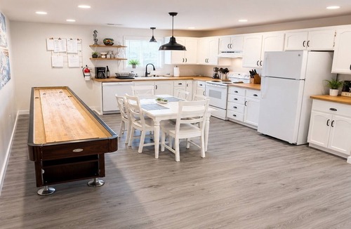 Long Beach House | Spacious, short walk to the beach, downtown & eateries. Pets welcome. Sleeps 14!