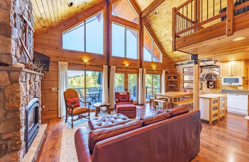 Lyle House | Straight From The Heart - Cozy Log Cabin at Hartland Lake Near Lyle