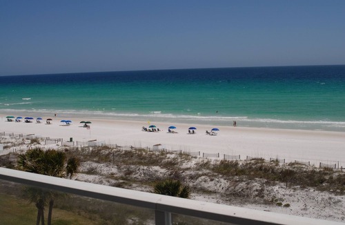 Destin Condo | STUNNING BEACHFRONT CONDO WITH GREAT BALCONY VIEW IN THE HEART OF DESTIN