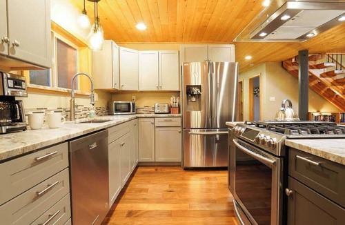 Glacier House | Sweeping Mt Baker Retreat Game RM, Hot Tub, AC