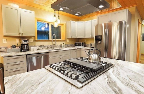 Glacier House | Sweeping Mt Baker Retreat Game RM, Hot Tub, AC