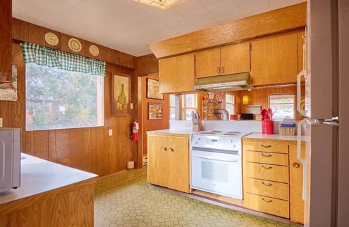 Leavenworth House | That 70's House -Downtown Funky Fun!