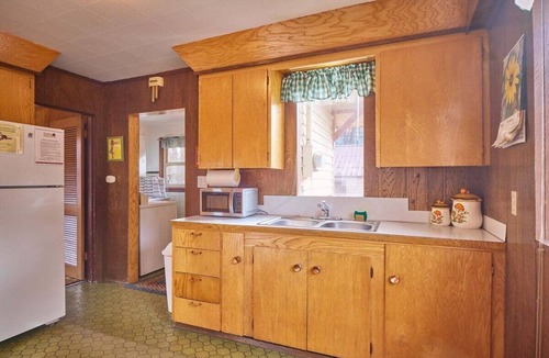 Leavenworth House | That 70's House -Downtown Funky Fun!