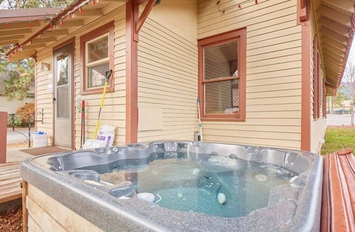 Leavenworth House | That 70's House -Downtown Funky Fun!