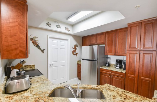 Destin Condo | Tropical beachfront getaway w/private balcony and amenities!