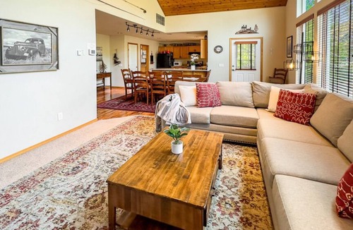 Ronald House | Unique Covered Silo Lounge | Fire-Pit Gatherings+ EV Ready & 1PM Check-IN/OUT