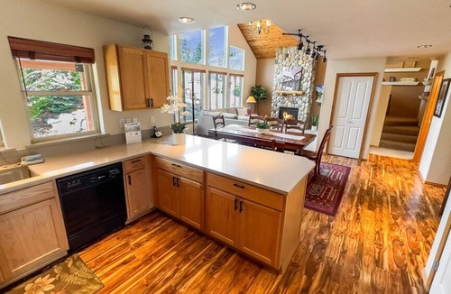 Ronald House | Unique Covered Silo Lounge | Fire-Pit Gatherings+ EV Ready & 1PM Check-IN/OUT