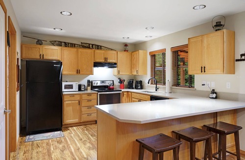 Ronald House | Unique Covered Silo Lounge | Fire-Pit Gatherings+ EV Ready & 1PM Check-IN/OUT