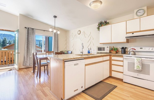 Downtown Leavenworth Condo | Walk to EVERyTHING! We Have A/C ~ Condo H3