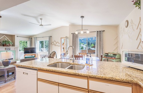 Downtown Leavenworth Condo | Walk to EVERyTHING! We Have A/C ~ Condo H3