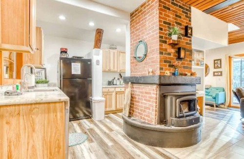 Washougal Cabin | Washougal river view, hot tub and HVAC for heat and cooling