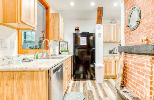 Washougal Cabin | Washougal river view, hot tub and HVAC for heat and cooling
