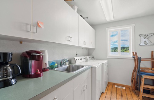Shelton House | Waterfront, cabin- style home with breathtaking views of Skookum Inlet.
