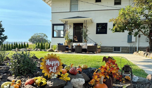 1910 Farmhouse- 4 BRs, Hot Tub, Fire Pits & Breathtaking Views – Perfect for 10