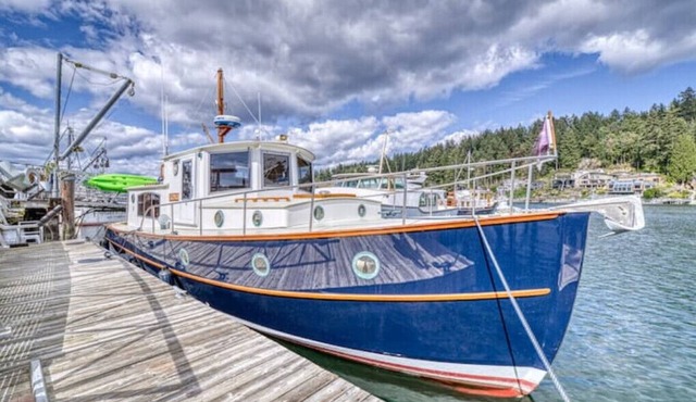 38' Yacht equipped with luxury and kayaks!