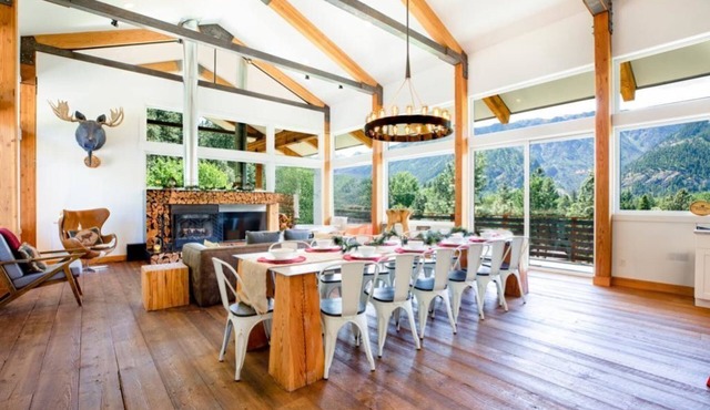 5-Star Lodge Groups Welcome 1 Mile from Downtown