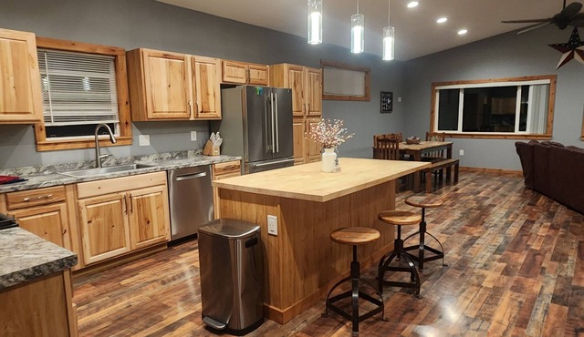 American Dream is a Cozy 2-bedroom bungalow in charming Loon Lake with AC