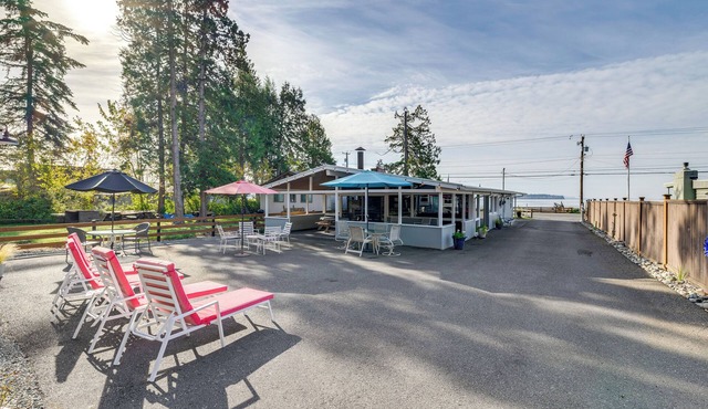 Bayfront Retreat w/Private Beach in Birch Bay