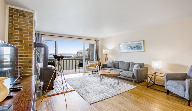 Bayfront retreat with water views, WiFi, washer/dryer, & pool access
