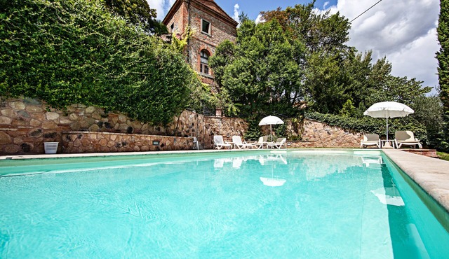 Beautiful characteristic apartment with private garden, pool and parking