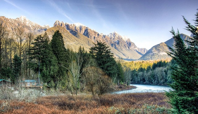 Bonny Sky Lodge- private riverfront log cabin w/mountain view, hot tub, generator backup!